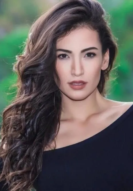 Cemre Melis Çınar resmi
