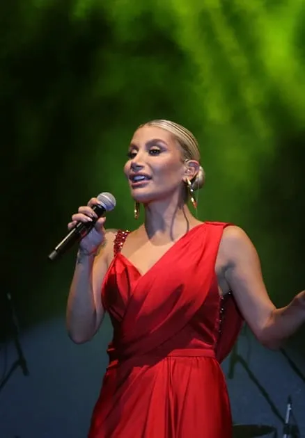 İrem Derici resmi