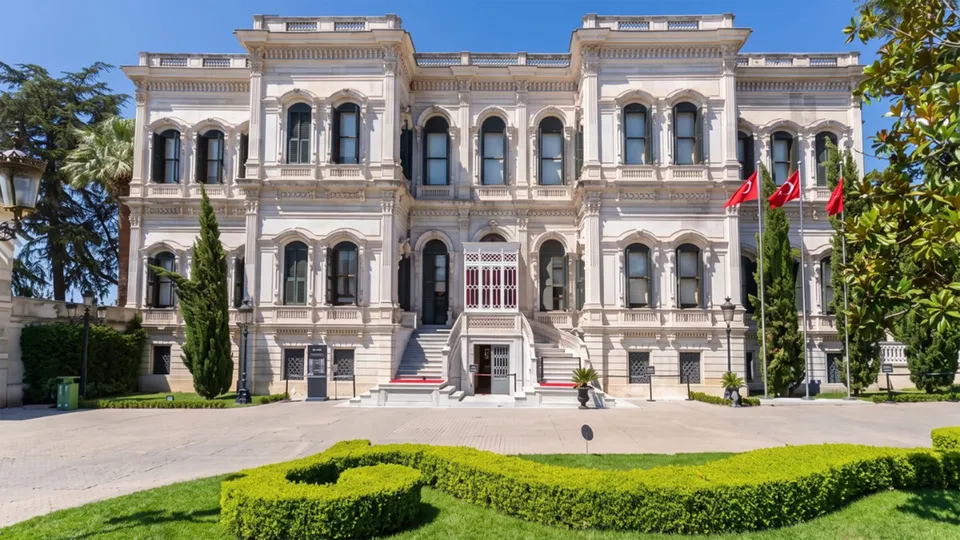 Yıldız Sarayı'nda Bir Gün - Bir İmparatorluğun Son Yarım Asrı  card