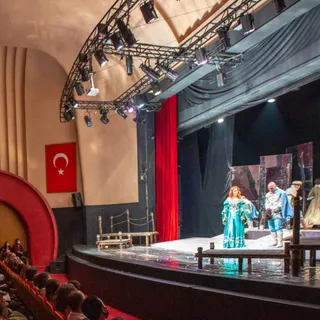 Adana Büyükşehir Belediyesi Tiyatro Salonu mekan görseli