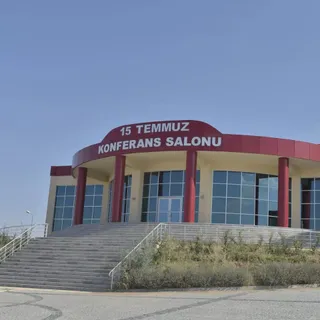 Karamanoğlu Mehmet Bey Üniversitesi 15 Temmuz Konferans Salonu mekan görseli